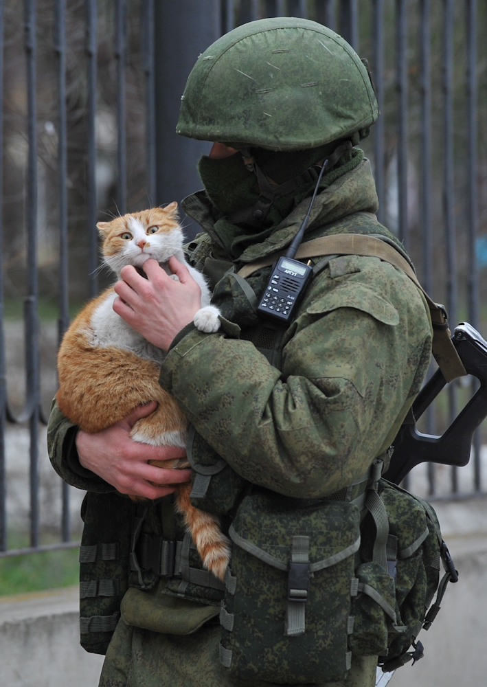 Крым. Симферополь. Боец самообороны во время охраны улиц города. 21 марта 2014 года