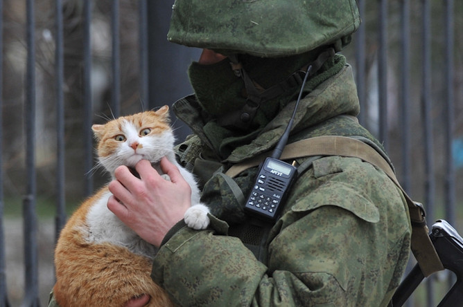 Крым. Симферополь. Боец самообороны во время охраны улиц города. 21 марта 2014 года