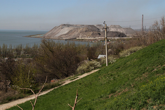 Вид на уходящие в море отвалы шлака комбината «Азовсталь»