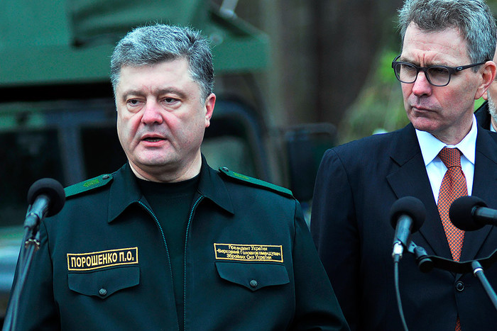 Президент Украины Петр Порошенко (слева) и чрезвычайный и полномочный посол США на Украине Джеффри Пайетт