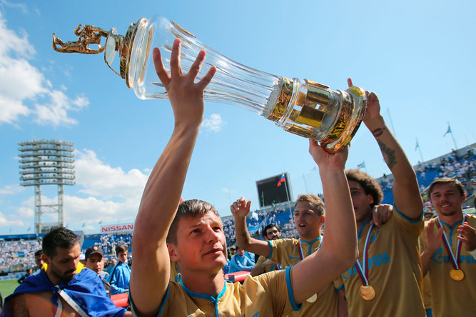 ФК «Зенит» празднует победу в чемпионате России по футболу среди клубов Премьер-лиги, 2015 год