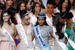 Обладательница титула «Мисс мира 2019» уроженка Ямайки 23-летняя Тони-Энн Сингх с участницами конкурса