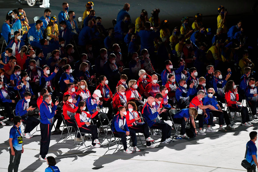 Спортсмены сборных команд России и Украины на церемонии открытия XVI летних Паралимпийских игр, 2021 год