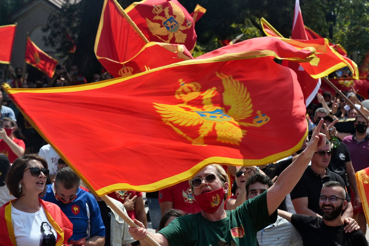 Люди вышли на демонстрацию против интронизации митрополита Иоанникия в Цетиньском монастыре, Цетина, Черногория, 22 августа 2021 года
