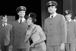 Эдита Пьеха (на первом плане в центре) во время выступления, 1966 год