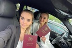 Дина и Арина Аверины с дипломами МГИМО, лето 2023 года