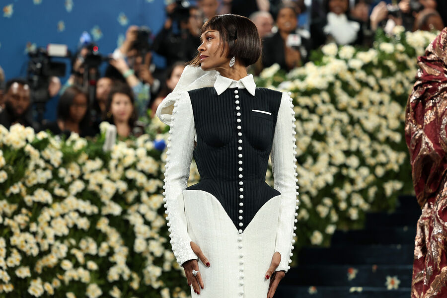 Американская актриса Зои Салдана в&nbsp;Thom Browne и украшениях Cartier во время благотворительного бала Met Gala в&nbsp;Метрополитен-музее, Нью Йорк, США, 5&nbsp;мая 2025&nbsp;года