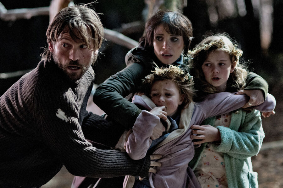 <b>“Мама” (2013)</b>
<br><br>
Фильм ужасов от режиссера Энди Мускетти и продюсера Гильермо дель Торо сочетает в&nbsp;себе психологическую драму с&nbsp;классическим готическим хоррором. Лукас (Николай Костер-Вальдау) и его девушка Аннабель (Джессика Честейн) забирают к&nbsp;себе в&nbsp;дом двух осиротевших племянниц, пять лет проживших в&nbsp;заброшенной хижине. Но вместе с&nbsp;девочками в&nbsp;дом приходит нечто зловещее — их “мама”, которая безжалостно расправляется со всеми, кто встает у&nbsp;нее на&nbsp;пути.