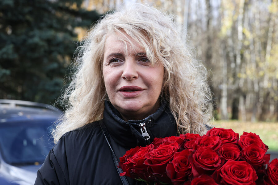 Актриса Юлия Богатикова во время прощания с&nbsp;актером Романом Поповым в&nbsp;Центральной клинической больнице (ЦКБ), 1&nbsp;ноября 2025&nbsp;года