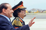 Муаммар Каддафи и итальянский премьер-министром Сильвио Берлускони, 2009 год
