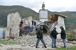 Сотрудники полиции около разрушенной церкви в Кампи-ди-Норча