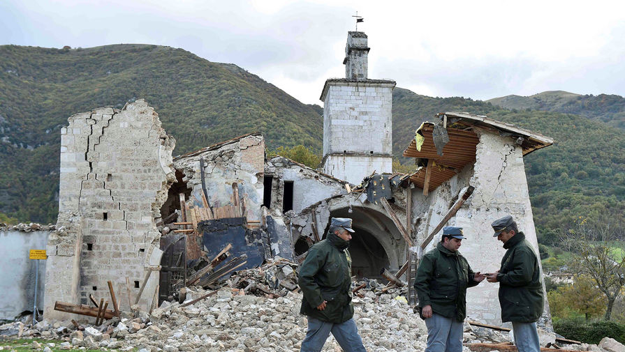Сотрудники полиции около&nbsp;разрушенной церкви в&nbsp;Кампи-ди-Норча