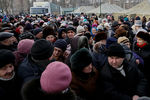 Местные жители около пункта раздачи продовольственной помощи в Авдеевке, которая контролируется правительством Украины, 1 февраля 2017 года