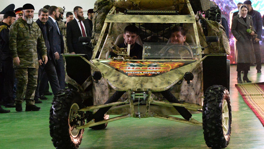 Глава Чеченской Республики Рамзан Кадыров (справа) во время презентации военных багги на&nbsp;Аргунском заводе &laquo;Чеченавто&raquo;