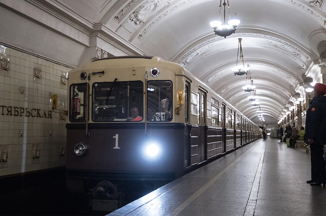 Ретропоезд «Сокольники» во время парада поездов на Кольцевой линии московского метро, 13 мая 2017 года