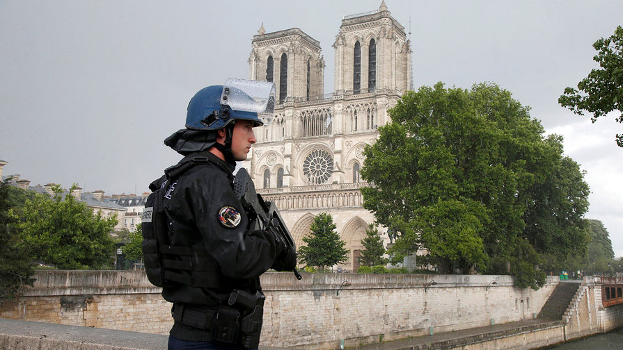 Французская полиция около собора Нотр-Дам в центре Париже, где неизвестный напал на правоохранителей с молотком