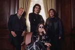 Рок-группа Black Sabbath в Нью-Йорке, 1998 год Слева направо: Билл Уорд, Тони Айомми, Гизер Батлер и Оззи Осборн 