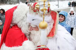 Финский Йоулупукки и Дед Мороз во время встречи на таможенном посту «Брусничное», 20 декабря 2018 года