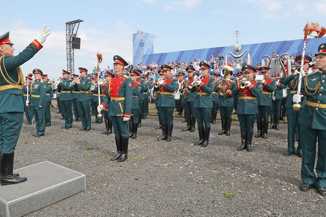 Военный оркестр во время главного военно-морского парада в честь Дня Военно-Морского Флота России в акватории реки Невы, 28 июля 2019 года