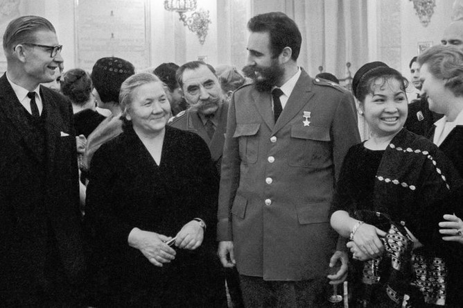 Лидер кубинской революции Фидель Кастро ( в центре) во время приема в Кремле. Вторая справа - жена первого секретаря ЦК КПСС Никиты Хрущева Нина Петровна, третий справа - советский военачальник Семен Буденный, 1964 год