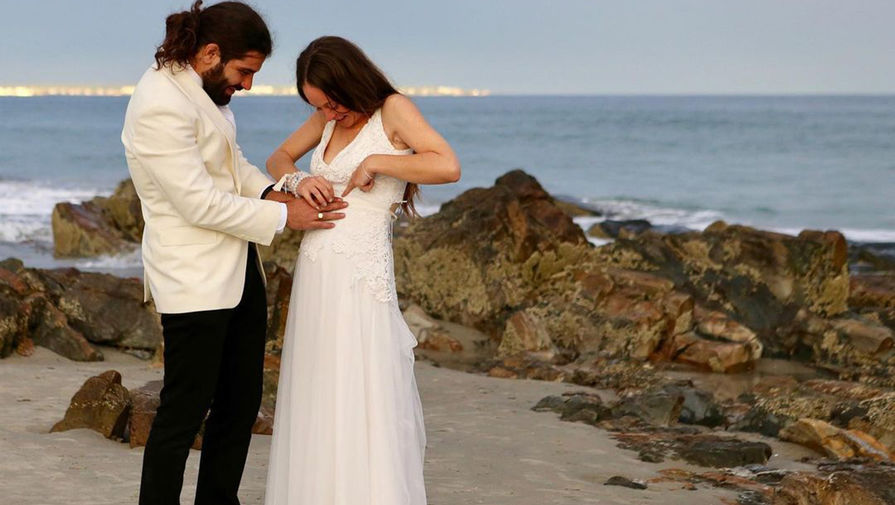 Невеста надела специальное свадебное платье для слепого жениха