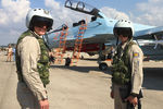 Российские летчики готовятся к посадке в истребитель Су-30 перед вылетом с аэродрома Хмеймим в Сирии