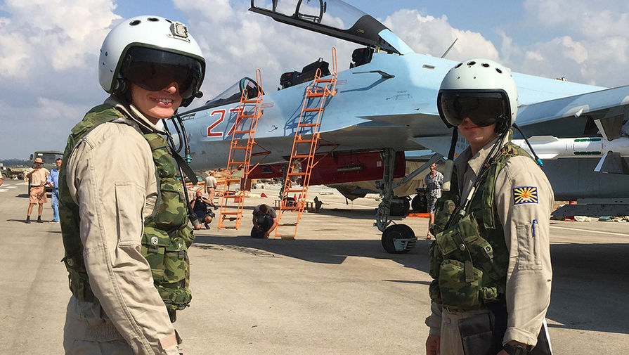 Российские летчики готовятся к&nbsp;посадке в&nbsp;истребитель Су-30 перед&nbsp;вылетом с&nbsp;аэродрома Хмеймим в&nbsp;Сирии