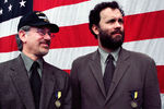 Лауреаты премии «Оскар» за картину «Спасти рядового Райана» режиссер Стивен Спилберг и актер Том Хэнкс на борту военного корабля США «Нормандия» в 1999 году