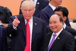 Президент США Дональд Трамп (слева) и премьер-министр Вьетнама Нгуен Суан Фук перед началом третьего заседания глав делегаций государств – участников «Группы двадцати», приглашенных государств и международных организаций в Гамбурге, 8 июля 2017 года