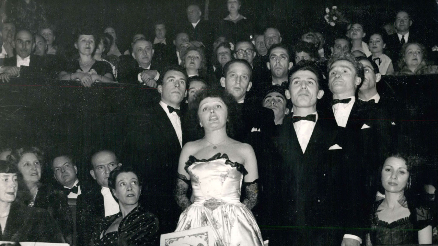 Эдит Пиаф в время выступления в гала-концерте Союза художников, 1952 год