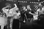 Джордж Майкл, концертный промоутер Харви Голдсмит, Боно, Пол Маккартни и Фредди Меркьюри выступают на благотворительном концерте, 1985 год
