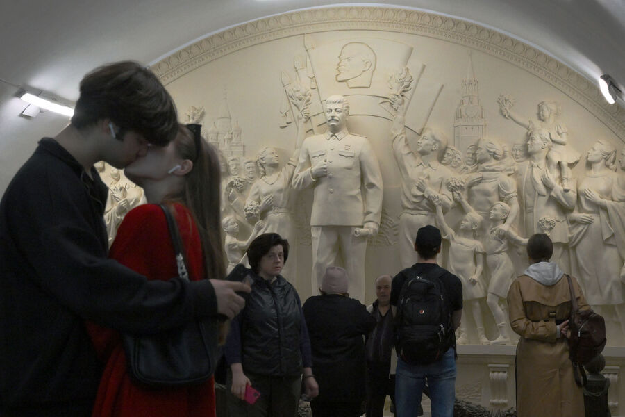 Восстановленный к&nbsp;90-летию Московского метрополитена барельеф &laquo;Благодарность народа вождю-полководцу&raquo;, посвященный Победе, в&nbsp;переходе с&nbsp;кольцевой на&nbsp;радиальную станцию &laquo;Таганская&raquo; Московского метрополитена, 15&nbsp;мая 2025&nbsp;года