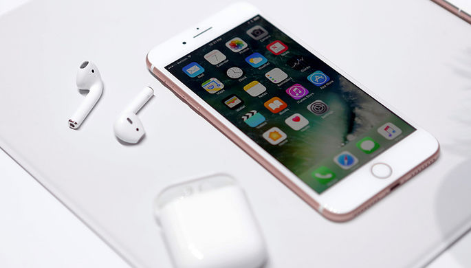 iPhone 7 и беспроводные наушники (2016 год)