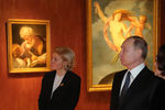 Вице-премьер правительства Ольга Голодец и президент Владимир Путин во время посещения выставки в Третьяковской галерее, 8 февраля 2017 года