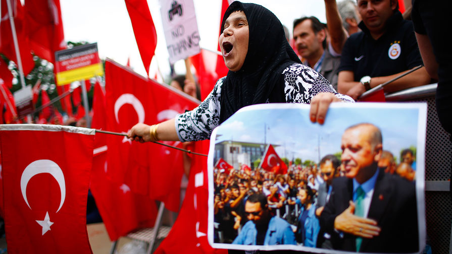 Сторонники президента Турции Тайипа Эрдогана с турецкими флагами на мероприятии в Кельне, Германия, июль 2016 года