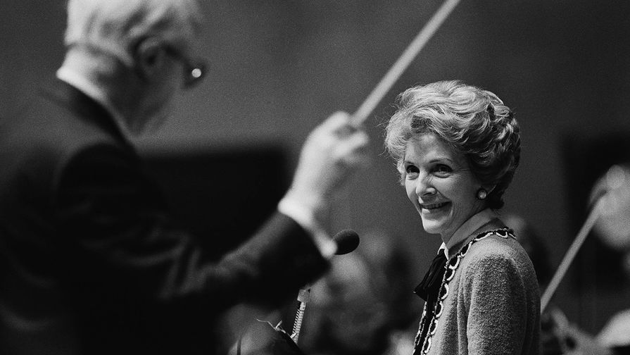 Нэнси Рейган на&nbsp;репетиции Национального симфонического оркестра под&nbsp;управлением Ростроповича в&nbsp;Кеннеди-центре в&nbsp;Вашингтоне, 1983&nbsp;год
