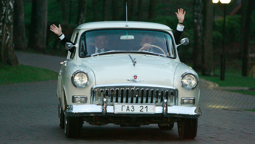 Президенты России и США Владимир Путин и Джордж Буш в резиденции «Ново-Огарево» прокатились на принадлежащем российскому президенту раритетном автомобиле ГАЗ-21 «Волга», 1956 года выпуска, 2005 год