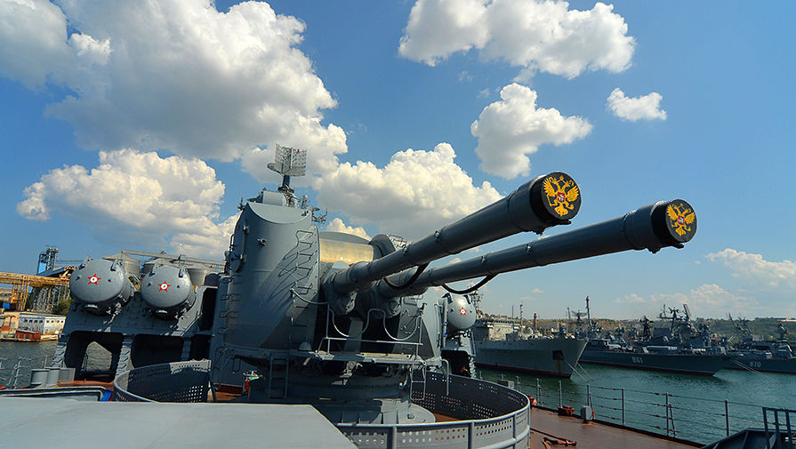Одно из корабельных орудий гвардейского ракетного крейсера «Москва» в порту Севастополя