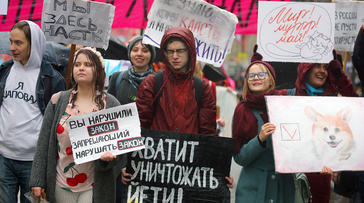 Участники «Монстрации» во время акции в Санкт-Петербурге, 1 мая 2018 года