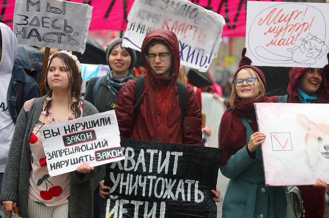 Участники «Монстрации» во время акции в Санкт-Петербурге, 1 мая 2018 года