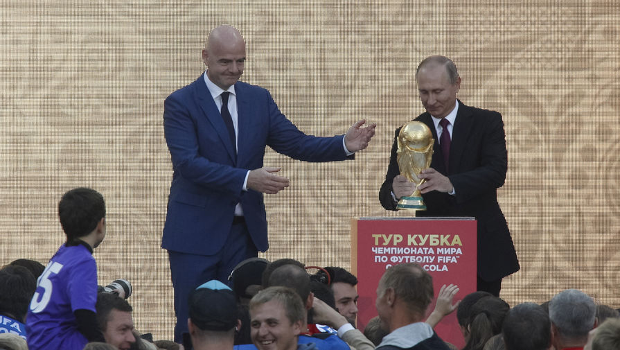 Президент ФИФА Джанни Инфантино (слева) с Владимиром Путиным во время тура Кубка мира по футболу по городам России