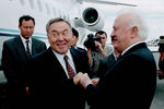 Президент Казахстана Нурсултан Назарбаев и президент Грузии Эдуард Шеварднадзе в аэропорту Тбилиси, 1996 год