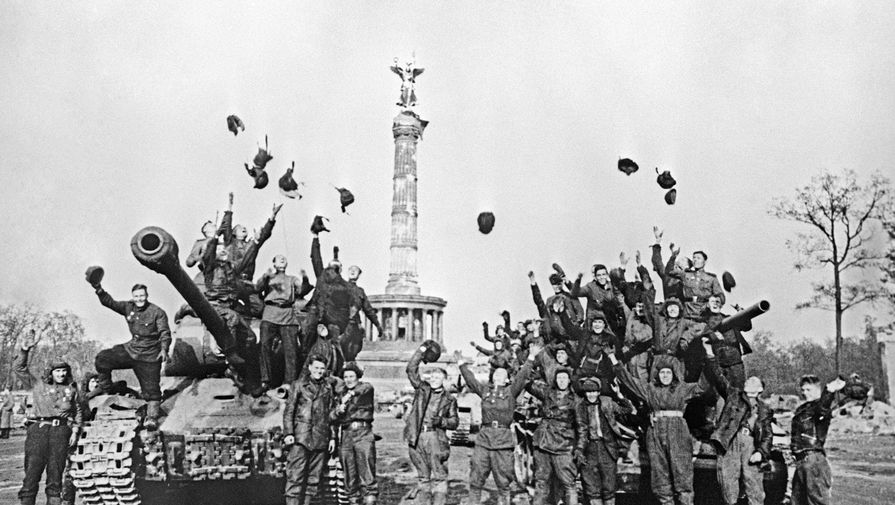 Советские танкисты радуются победе, Берлин, май 1945 года