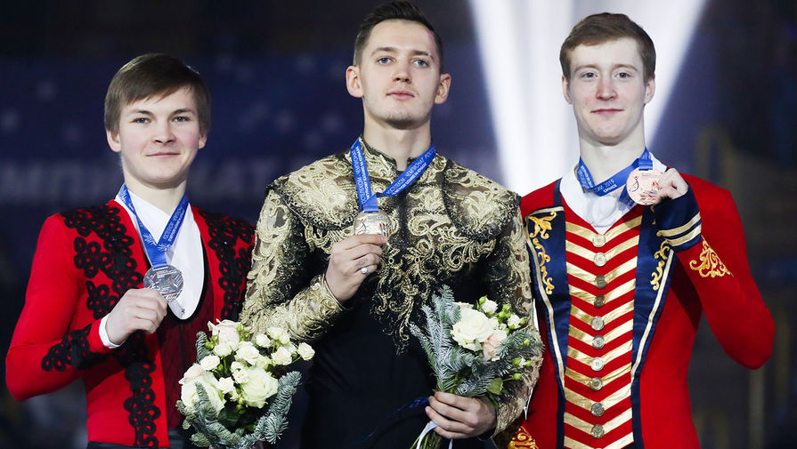 Михаил Коляда, Максим Ковтун и Александр Самарин на церемонии награждения призеров мужского одиночного катания на чемпионате России по фигурному катанию, 2018 год