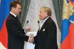 2009 год. Дмитрий Медведев вручает орден «За заслуги перед Отечеством» 4-й степени артисту Михаилу Светину на церемонии награждения в Екатерининском зале Кремля