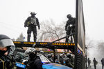 Полиция во время акций протеста в Алматы, Казахстан, 5 января 2022 года