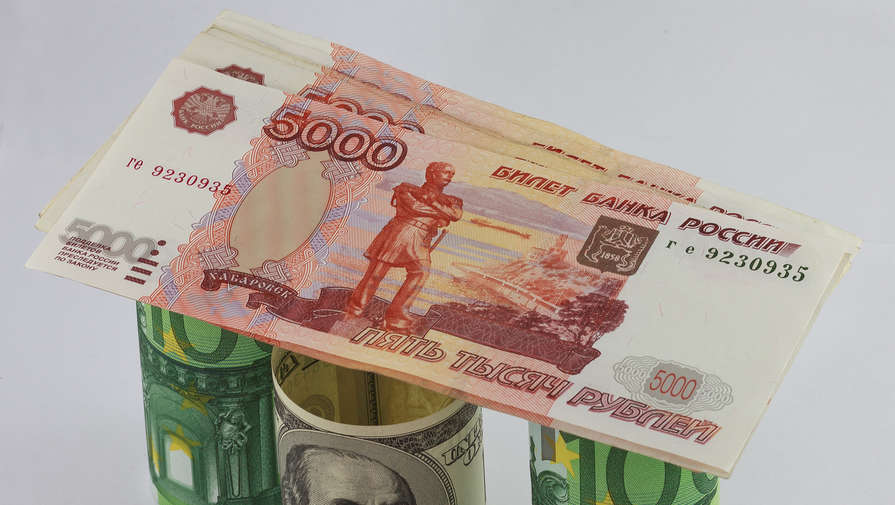 Курс доллара на Мосбирже упал ниже 68 рублей, евро  ниже 73 рублей