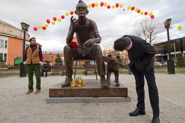 Памятник режиссеру Леониду Гайдаю в&nbsp;центре Иркутска, 2012&nbsp;год