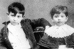 Пабло Пикассо в возрасте 7 лет со своей сестрой Лолой в Малаге, 1888 год