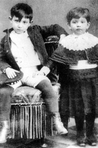 Пабло Пикассо в&nbsp;возрасте 7&nbsp;лет со своей сестрой Лолой в&nbsp;Малаге, 1888&nbsp;год